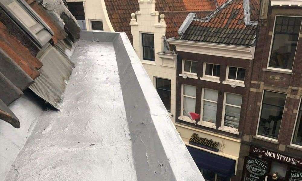 Een hellend dak met dakisolatie
