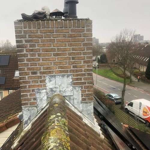 Een hellend dak met dakisolatie