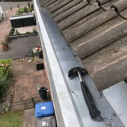 Oude dakisolatie verwijderen en nieuwe plaatsen